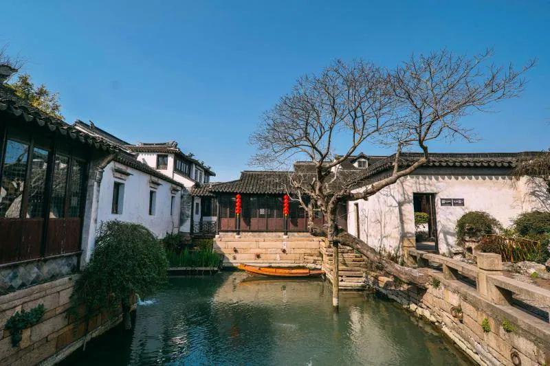 极氪009上市，特斯拉关闭在华首店，为何会选择转战郊区？游戏画面